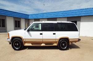 Los sospechosos viajan en una camioneta blanca Chevrolet Suburban 1996