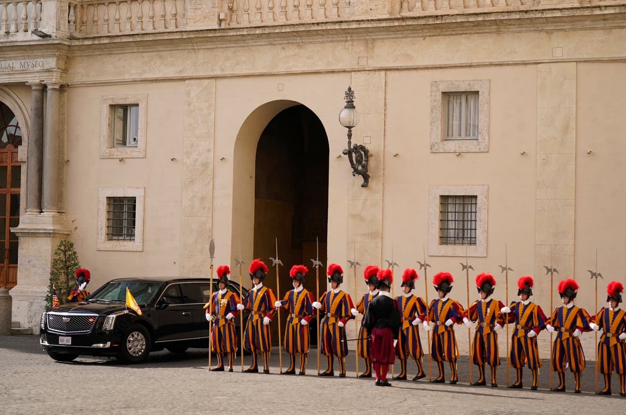 Una docena de guardias suizos, con sus uniformes de rayas azules y doradas y sus alabardas con plumas rojas, hacían guardia en el patio de San Dámaso a la llegada de Biden y su esposa, Jill.