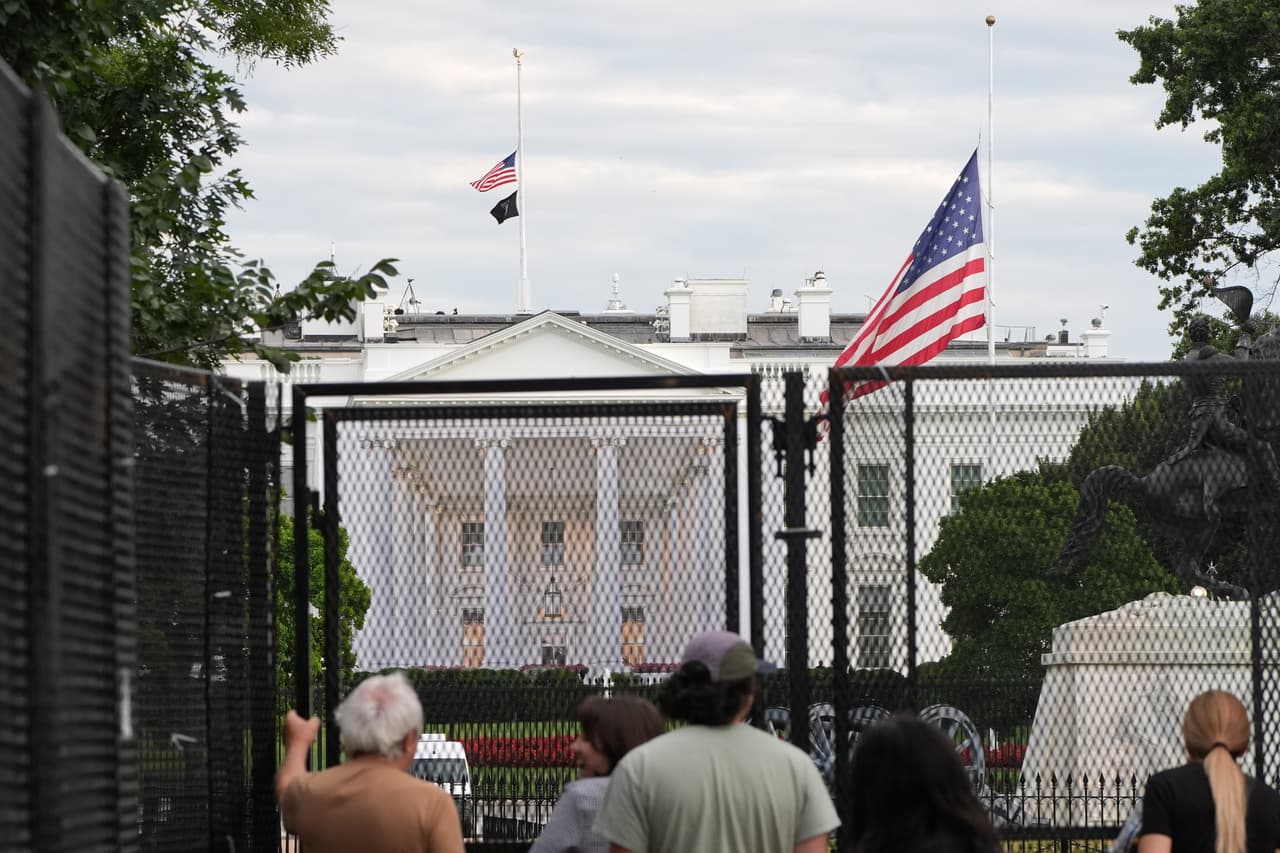 Las banderas ondean a media asta en honor a Dolly Parton, el martes 25 de agosto de 2026, en la Casa Blanca, en Washington.