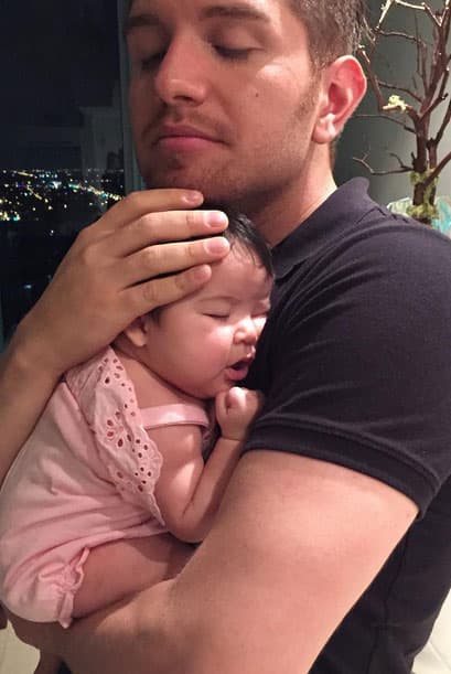 Afortunadamente cuenta con el apoyo de sus seres queridos, quienes le ayudan a cuidarla con mucho cariño.