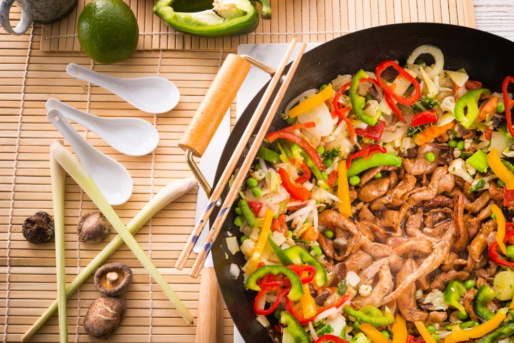 Cansada de preparar siempre los mismos platillos, entonces es momento de experimentar un poco ve a tu cocina y prepara un delicioso wok de cerdo con verduras. Te damos el paso a paso para que lo logres sin ningún problema.