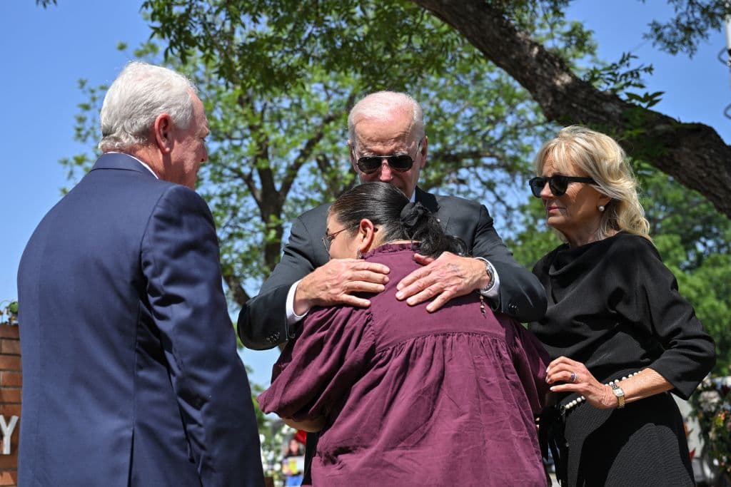 Biden abraza a Mandy Gutiérrez, directora de la Robb Elementary School, mientras él y la primera dama Jill Biden rinden homenaje en Uvalde.