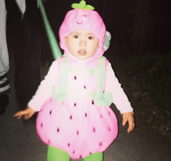 En su primer Halloween la pequeña Angélica se disfrazó de fresita.