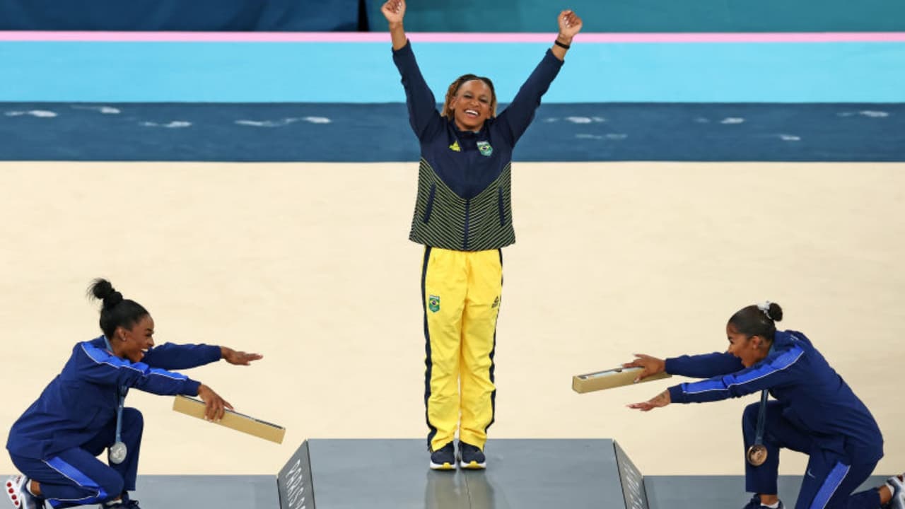 Simone Biles hace reverencia a quien le arrebató el oro y nos da una lección del apoyo entre mujeres
