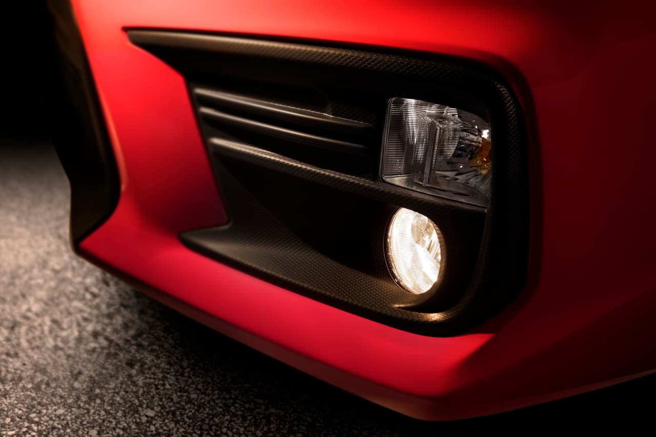 Una de las versiones del Subaru WRX, la denominada “Limited” presenta como novedad especial unos faros delanteros que rotan en concordancia con la dirección, para iluminar mejor las curvas durante la conducción de noche.
<br>