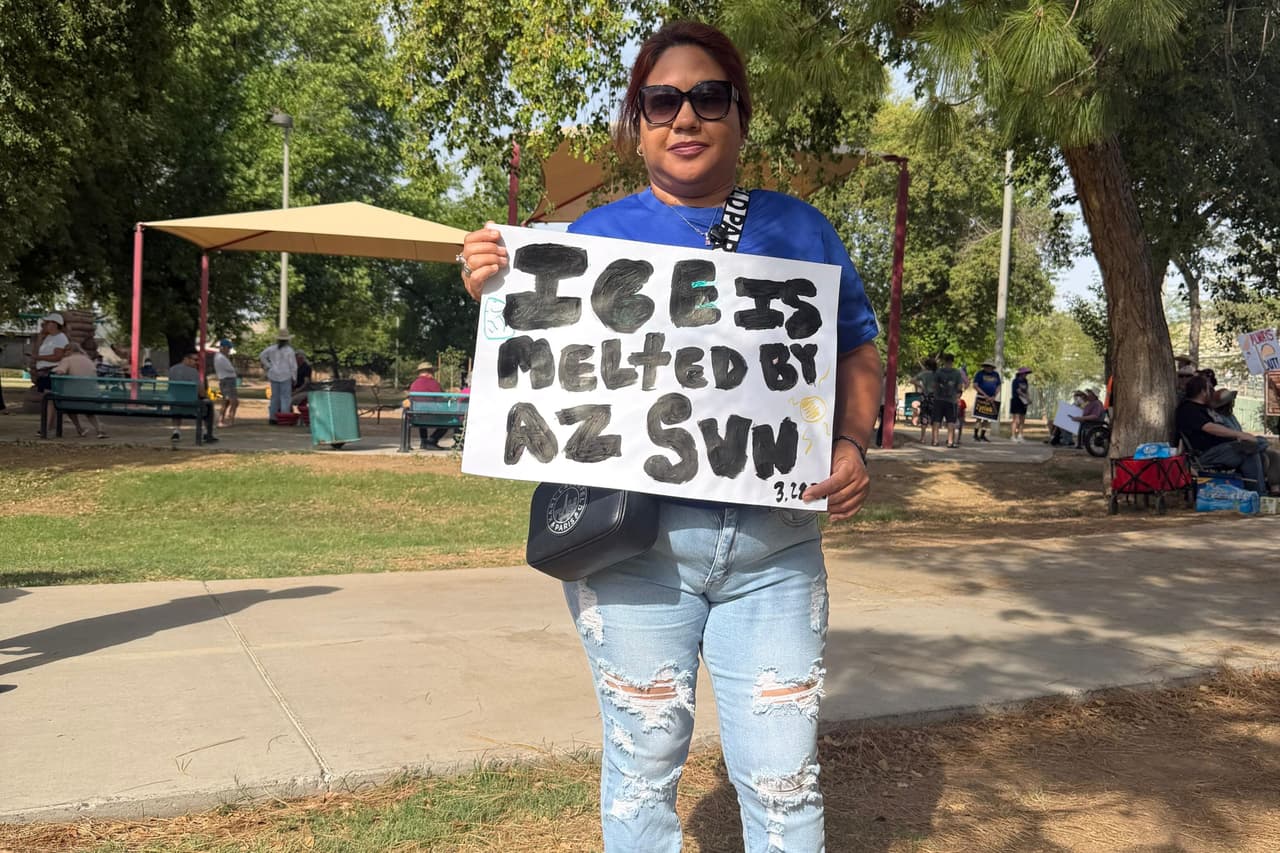 Bajo el intenso sol de Arizona, una pancarta lo resume todo: “ICE se derrite bajo el sol”, mientras manifestantes alzan la voz contra las acciones de la agencia migratoria y las políticas que, aseguran, afectan a las comunidades inmigrantes.