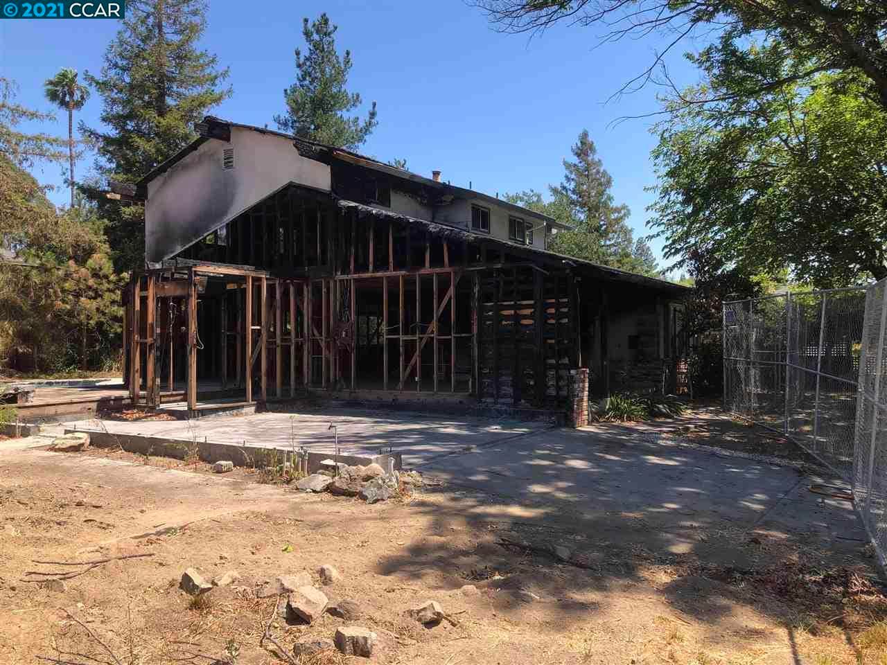 La vivienda de cuatro recámaras y dos baños se encuentra ubicada en el 254 de Tamarisk Drive, en Walnut Creek. Según el portal de bienes raíces
<a href="https://www.redfin.com/CA/Walnut-Creek/254-Tamarisk-Dr-94598/home/772504?&utm_source=google&utm_medium=ppc&utm_campaign=1023838&utm_term=aud-927891532745:dsa-1341488489496&utm_content=463005976463&adgid=111663010768&gclid=EAIaIQobChMI2aGbgLin8gIVyhOtBh3WcQ1JEAAYASAAEgK0EvD_BwE&gclsrc=aw.ds" target="_blank">Redfin.com</a>, la casa cuenta con un espacio de 2,395 pies cuadrados.