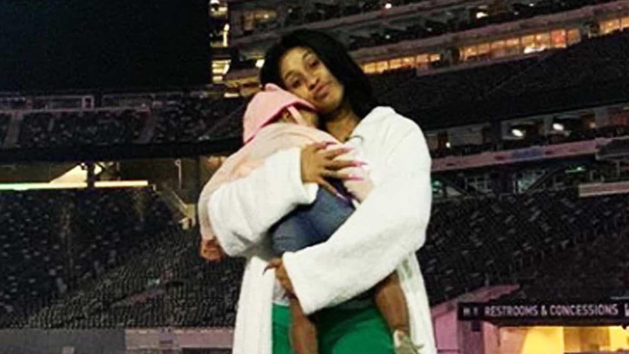 Con este video, Cardi B demuestra que primero es madre antes que una celebridad al encontrarse con sus fans