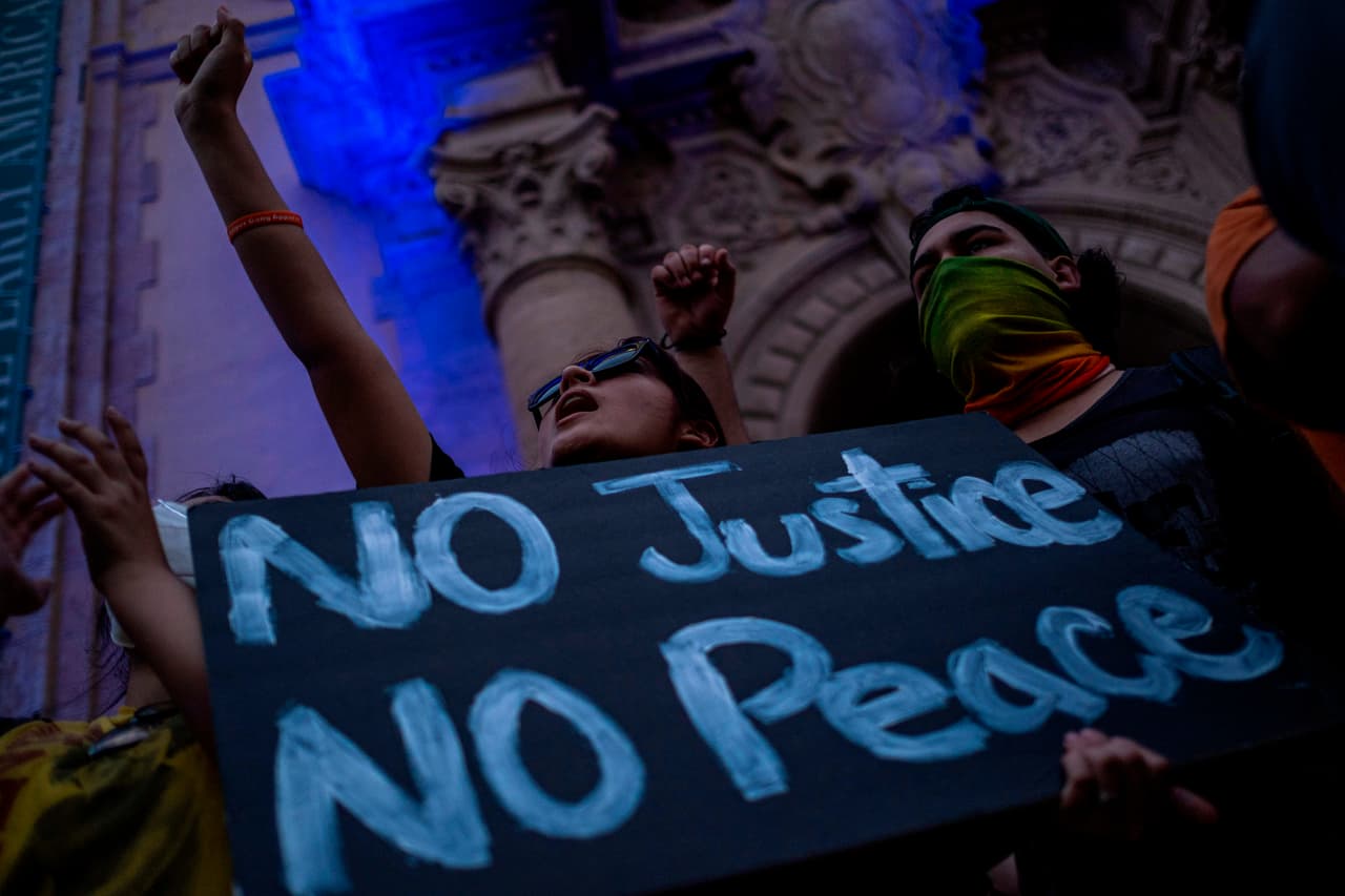 El domingo, nuevamente las personas salieron a manifestar, pidiendo rechazando lo ocurrido con Floyd. Dijeron que “sin justicia, no hay paz”. 
<br>