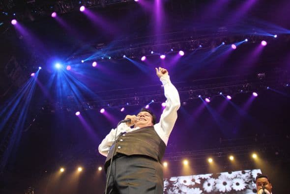 El Divo de Juárez, Juan Gabriel, hizo retumbar Phoenix con su música, su voz y sus bailes, enloqueciendo a miles de fans que llenaron el US Airways Center. Con un "¡Viva México!", Juanga arrancó su gira de conciertos del tour "Volver" ante un auditorio repleto que respondió con la misma pasión. Este ícono mexicano deleitó al público con sus grandes éxitos como "Querida", "El Noa Noa", "Inocente pobre amigo," y "Amor Eterno" entre muchos otros. El cantante se entregó por entero a sus seguidores, quienes cantaron, bailaron, lloraron y hasta aprovecharon para tomarse una selfie en un espectáculo que fue divertido y emotivo a la vez.