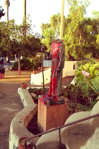 Así amaneció la estatua el lunes 11 de septiembre de 2017. El acto vandálico es parte de un movimiento que se opone a que figuras de colonizadores sean enaltecidas por considerar que colaboraron en el exterminio de pueblos indígenas.