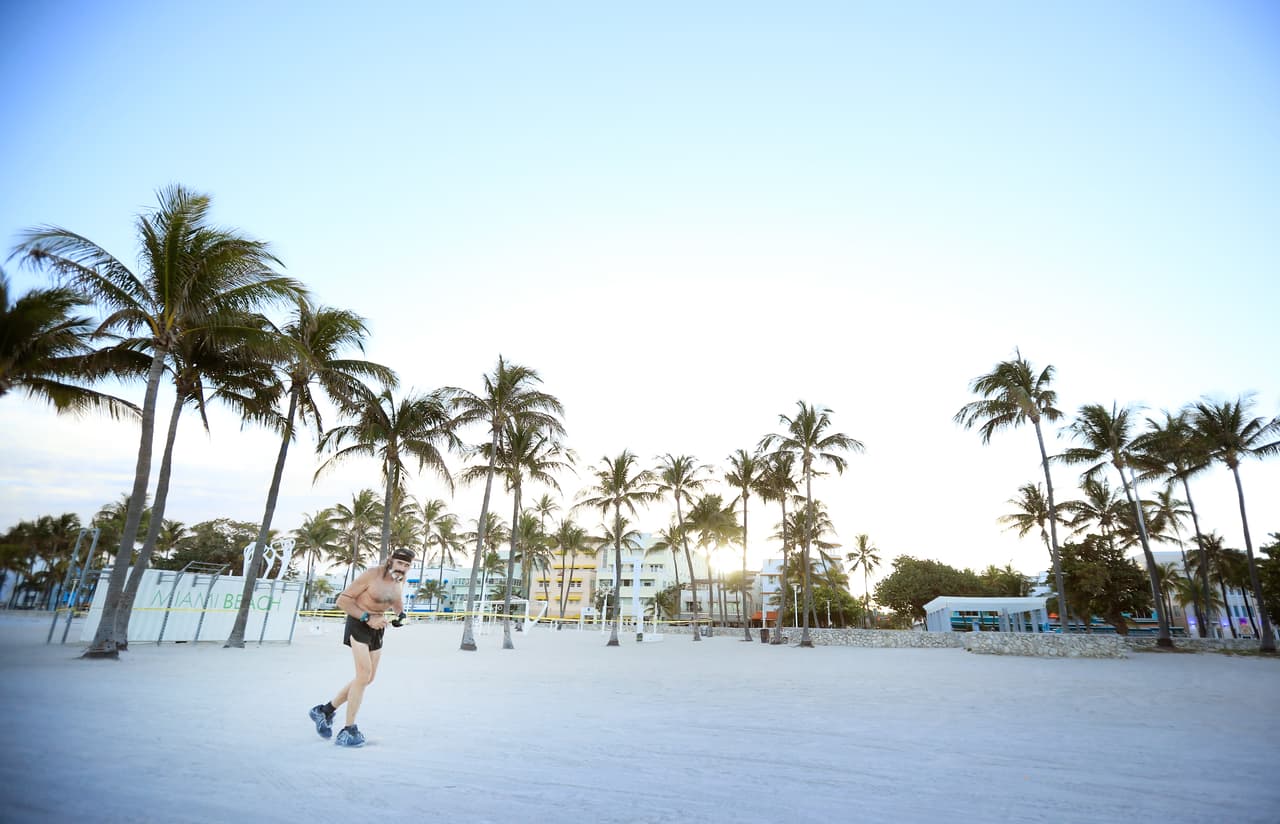 Los compañeros del grupo con el que corre pidieron a las autoridades que le permitieran hacerlo por la playa, donde no se lastima tanto la espalda.