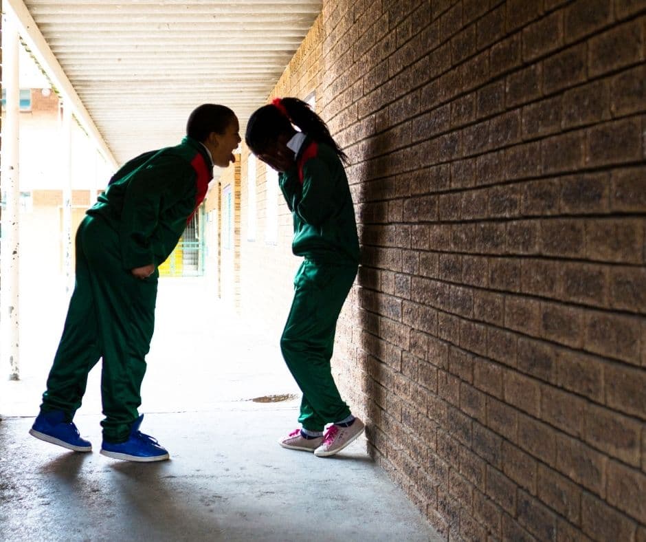 <b>Amenaza verbal en persona.</b> Este tipo de amenaza no te pone en peligro de inmediato, pero podría escalar posteriormente a un incidente violento.
<br>