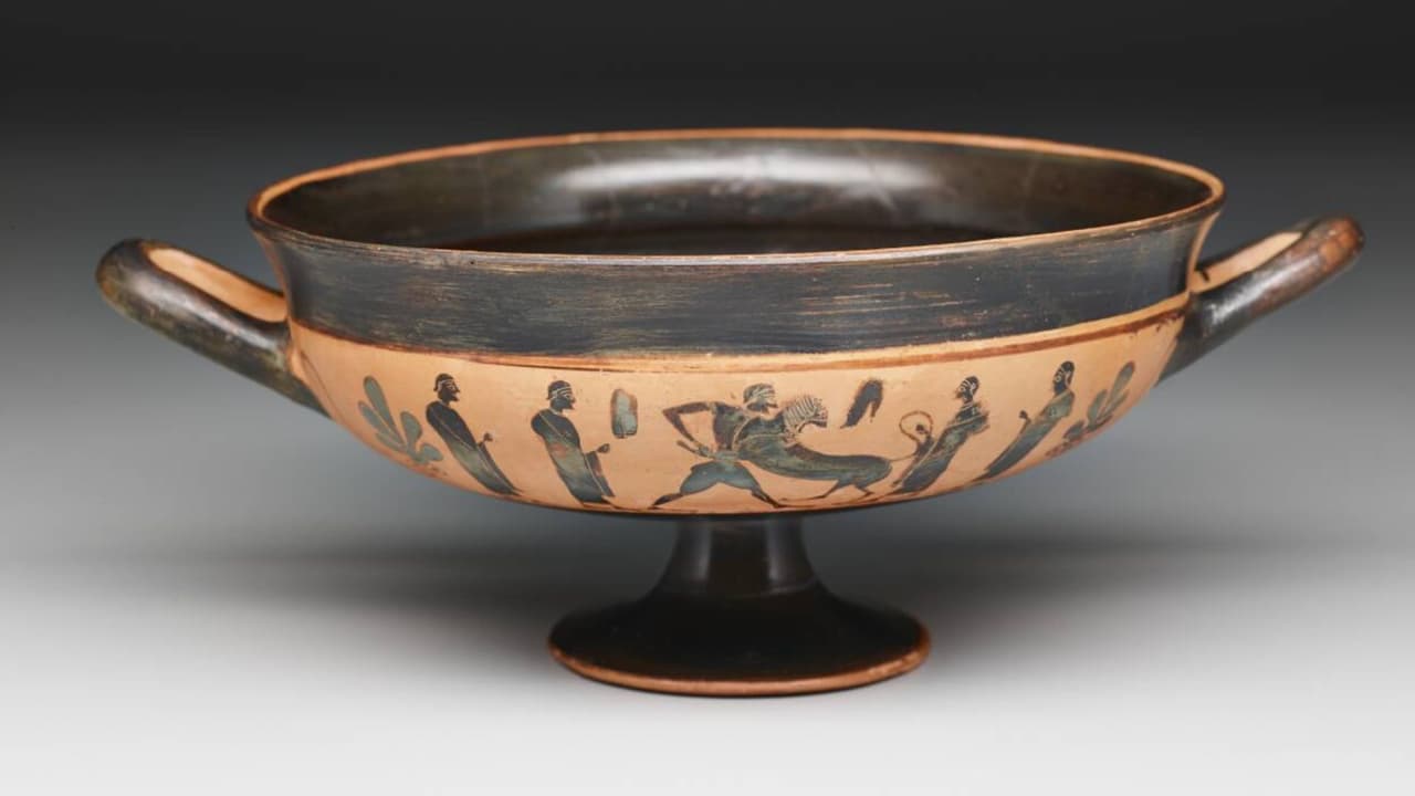 Con una pieza de metal, Hernández rompió el cristal que protegía esta pieza llamada
<b>"Kylix Herakles and Nemeon Lion"</b> que está valuada en 100,000 dólares, según las primeras estimaciones de los daños.