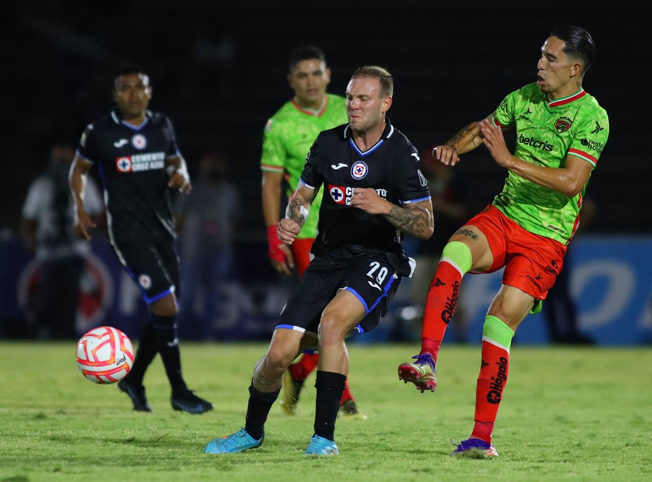 Michael Estrada, de penal, y Gonzalo Carneiro adelantaron a Cruz Azul al final de la primera parte. Pero Bravos apretó el acelerador al 86 y 98 para que Lezcano y Machís, de penal, rescataron el dramático empate en la Jornada 12.