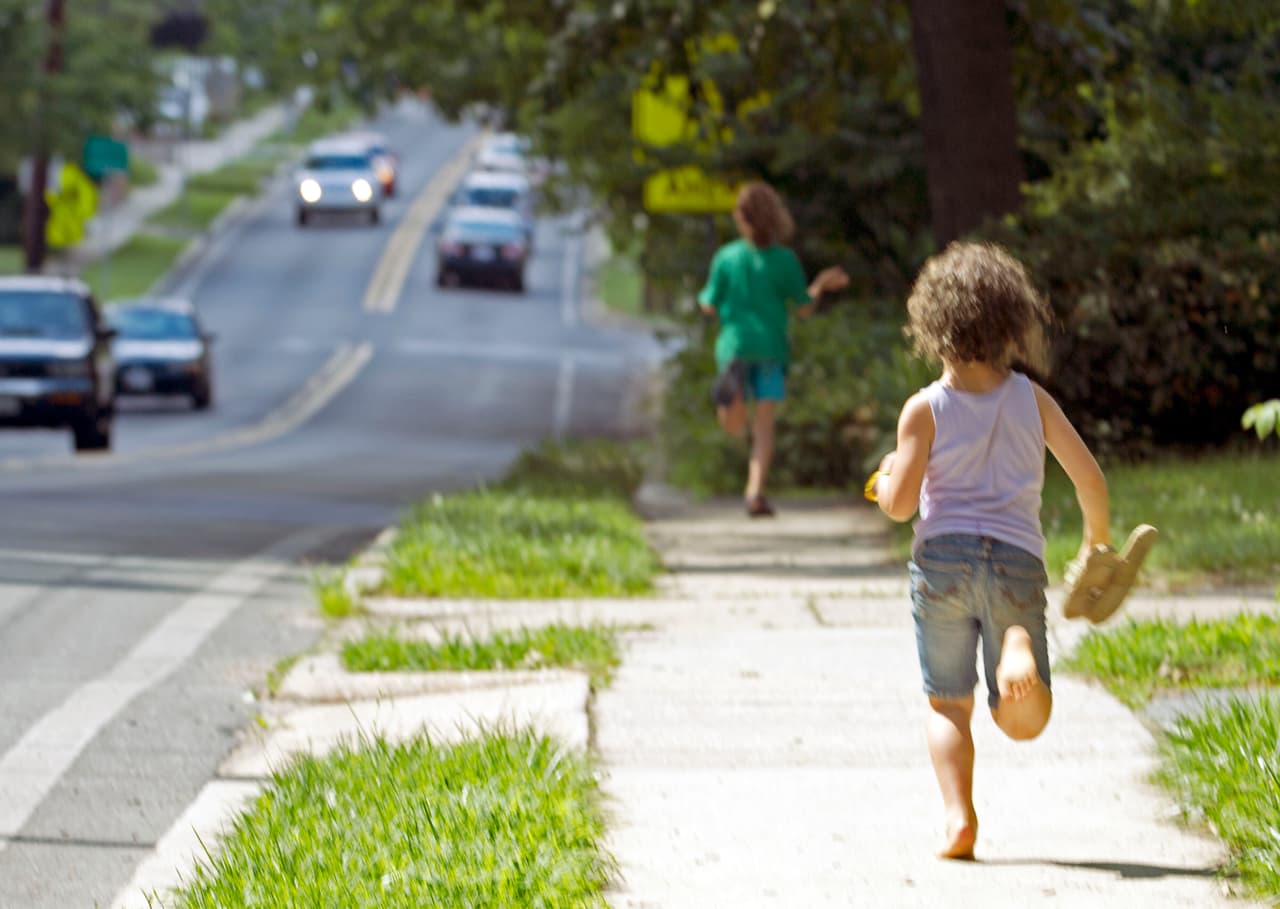 Las caídas son la décima causa de muerte en niños con edades entre uno y cuatro años. Según la organización
<a href="https://www.safekids.org/fall-prevention"> <u>Safe Kids Worldwide,</u></a> la mayoría de estas caídas ocurren en casa y los niños tienen el doble de probabilidades de sufrir una herida por caída en el hogar, que en un centro de cuidado infantil. Los varones tienen el triple de probabilidades que las niñas de morir por una caída.