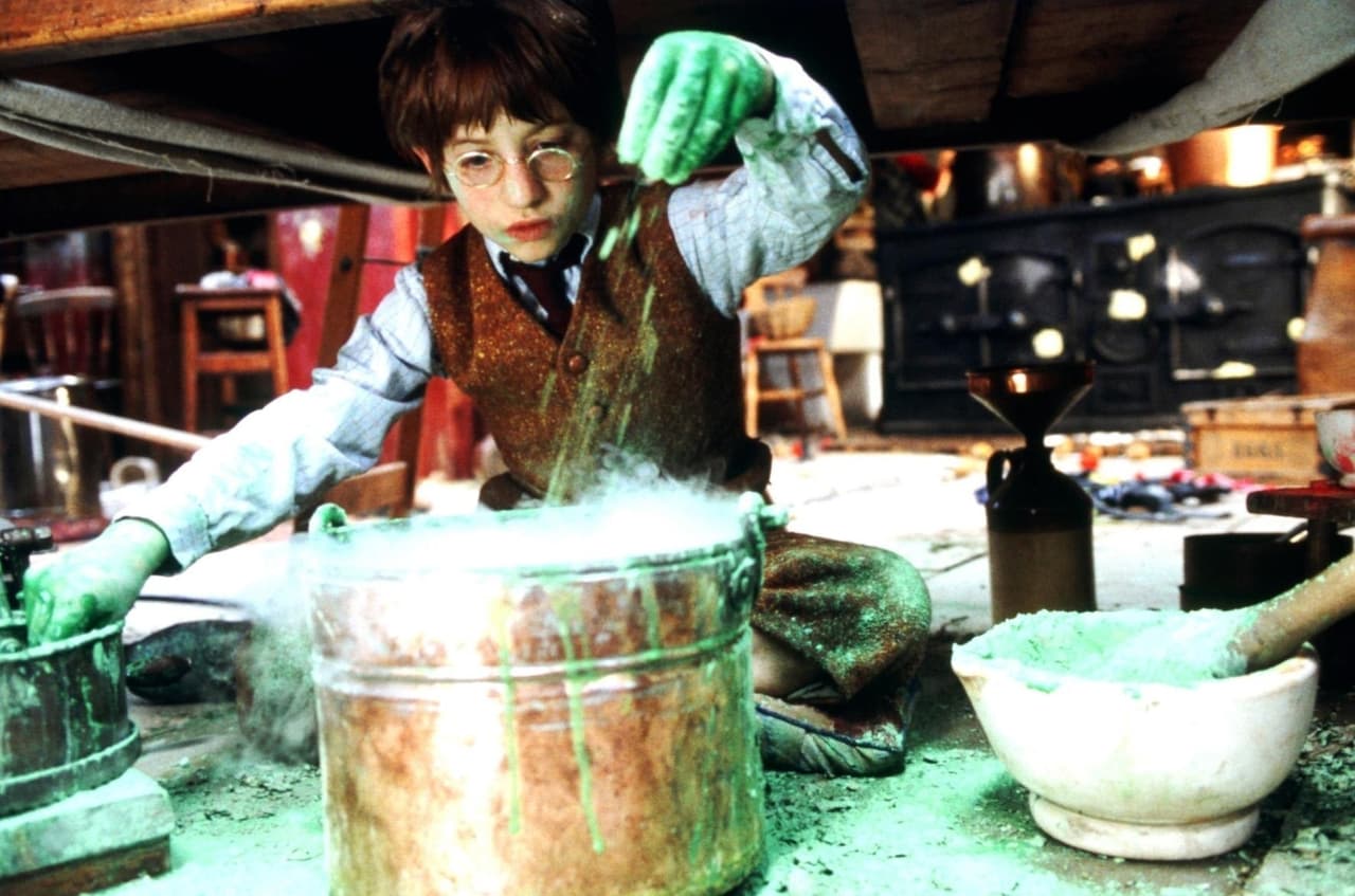 Jensen habló del pasado de Coleman como actor infantil "en la popular comedia británica 'Nanny McPhee', donde interpretó con gran talento a un pequeño niño pelirrojo que 
<b>siempre estaba mezclando ingredientes químicos explosivos</b>".