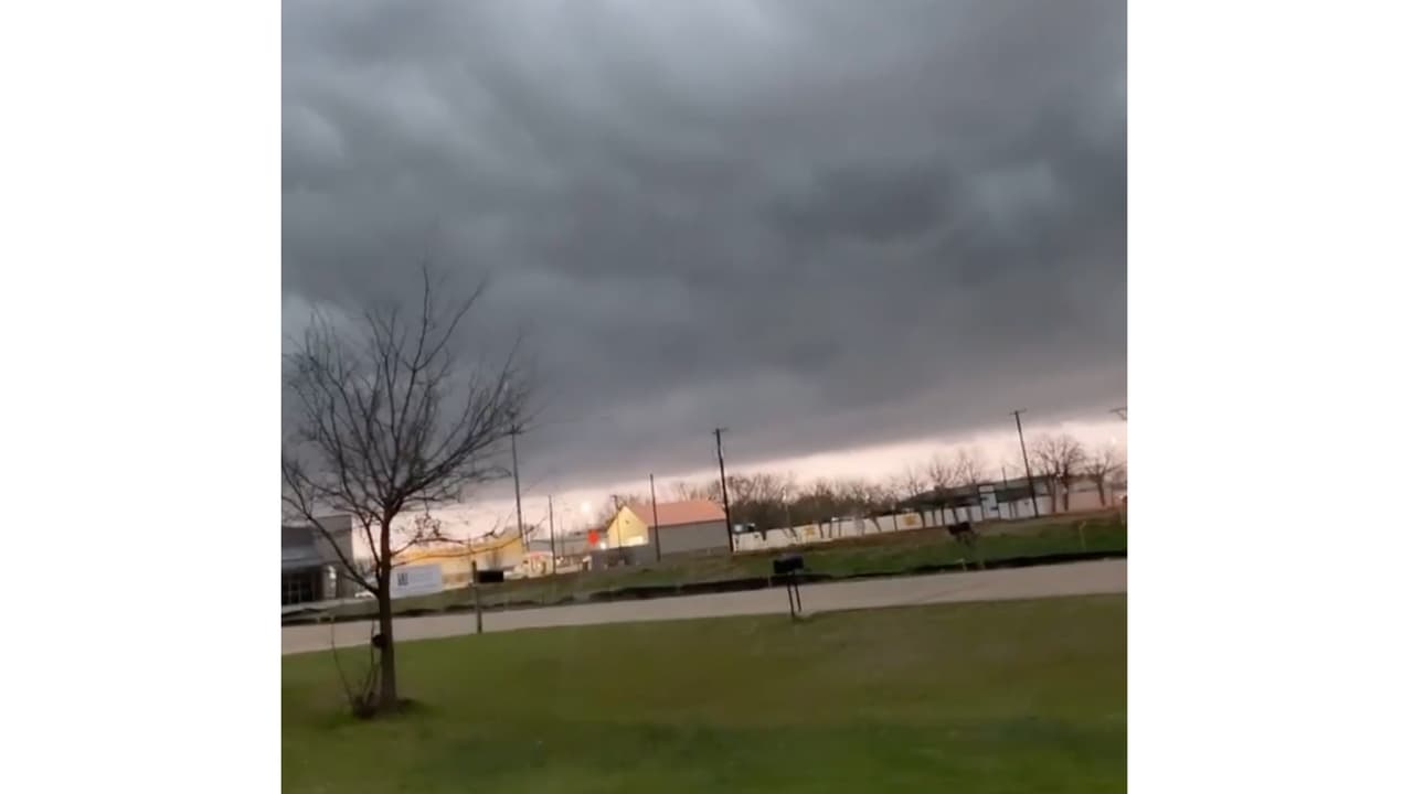 En Justin, Texas se veía este cielo con nubes moviéndose rápidamente minutos antes de que sonaran las alarmas de emergencia.