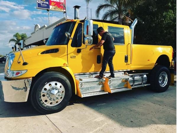 Un gusto más excéntrico es el que manifestó con este enorme camión 
<b>International CXT,</b> una pickup que por raro que parezca ha sido 
<a href="http://uni.vi/sMY7100SWZF" target="_blank">debilidad de varios artistas de Hollywood.</a>