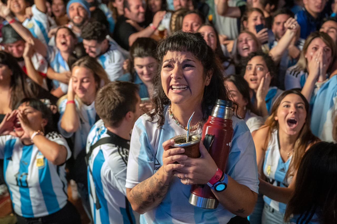 Aficionados de Argentina celebran en un bar de Madrid, España, durante el partido final de la Copa del Mundo de fútbol entre Argentina y Francia en Qatar, el domingo 18 de diciembre de 2022.