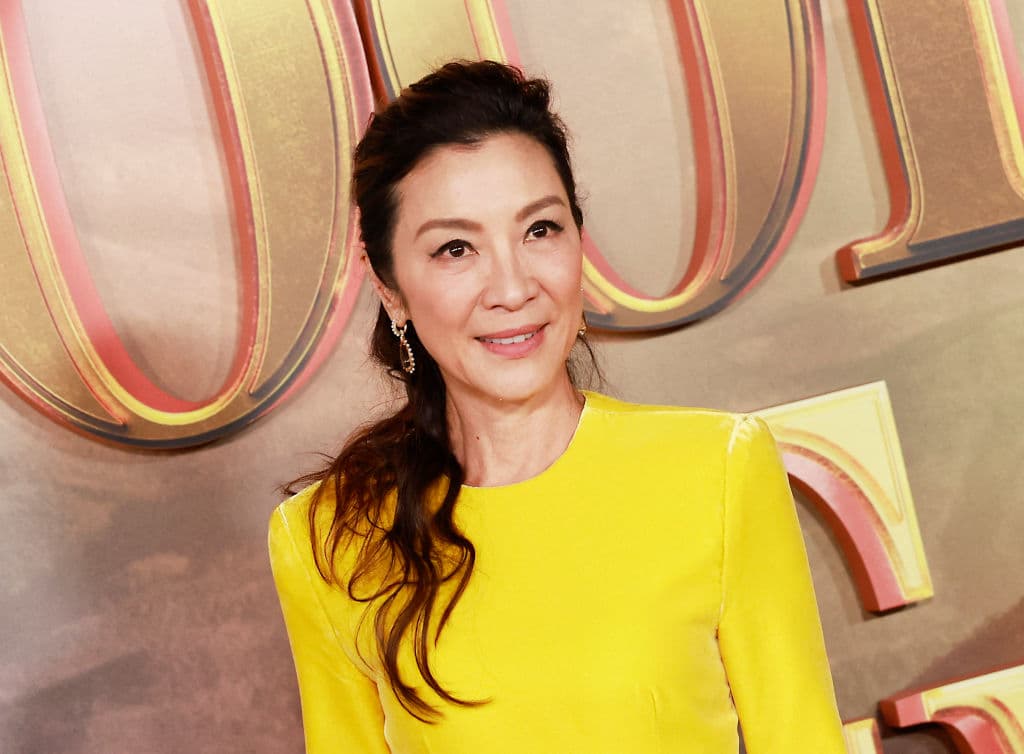 <b>Michelle Yeoh</b> — actriz malasia.
<br>
<br>Saltó a la fama en la década de 1990 después de protagonizar una serie de películas de acción de Hong Kong como Yes, Madam, Police Story 3: Supercop y Holy Weapon donde realizó sus propias acrobacias.