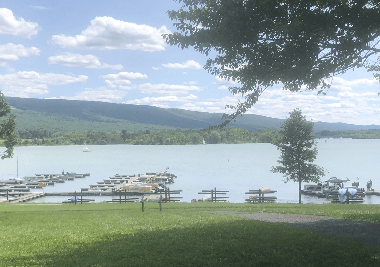 <b>Bald Eagle State Park</b>: en el condado de Center tiene una playa de arena y césped de 1,200 pies de largo accesible según la Ley de Estadounidenses con Discapacidades con un área para nadar.
<br>
<br>
<b>Cuándo</b>: El área de natación está abierta desde las 8 a. m. hasta la puesta del sol desde el Día de los Caídos hasta el Día del Trabajo.
<br>
<br>
<b>Otras comodidades:</b> Área de juegos, vestuarios, baños y estacionamiento
<br>
<br>
<b>Ubicación</b>: 149 Main Park Road, Howard, PA 16841
<br>
<br>
<br>