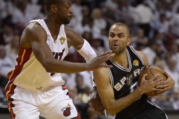 Habrá séptimo juego entre los Spurs y los Heat (30 fotos) ¡Locura total! Un juego electrizante, inolvidable, donde ambos equipos dieron una demostración inolvidable en el American Airlines Arena, manteniendo en vilo a los fanáticos en San Antonio y en Miami, primero durante los 48 minutos regulares y después en los 5 minutos de OT. .Tim Duncan, con una clásica demostración durante todo el partido, anotó más tantos en la primera mitad que la combinación de los 3 de Miami, Wade-James-Bosh 25/21, facilitando que los Spurs dominaran al Heat hasta comenzar el cuarto período, cuando Miami llevo a cabo un cambio de jugadores. Cuando solo faltaban 5 segundos para coronarse campeones los San Antonio Spurs, el incomparable Ray Allen empató el partido con un tiro de 3 puntos, forzando el OT. Con 1:43 en el reloj, LeBron James (triple/doble, 32 puntos, 11 asistencias y 10 rebotes) encaramó al Heat 101-100, y al concluir el OT, de nuevo Allen realizó una formidable jugada defensiva, dando dos puntos más al Heat, que terminó, a pesar de los umpires y para desconcierto de los comentaristas que daban el cetro a San Antonio, 103-101 sobre los Spurs. .