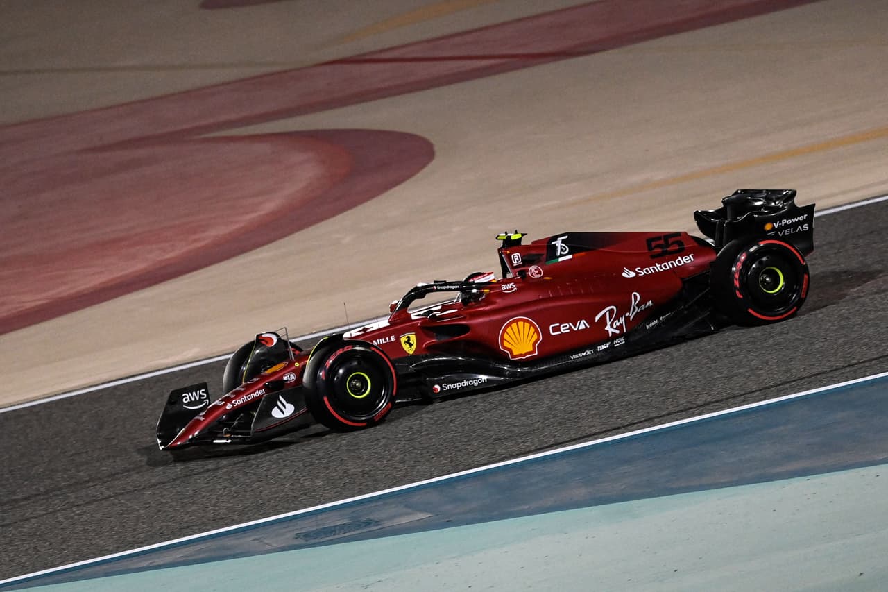 Ferrari con un rojo intenso Lucía en la pista de Barehin.