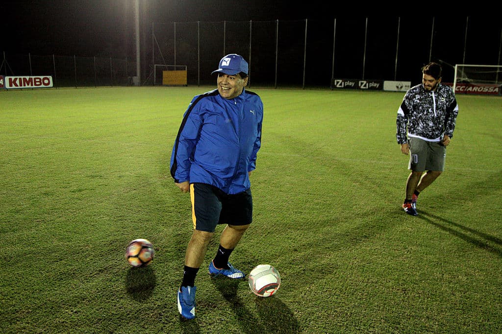 Pero la carrera de Diego Maradona como entrenador empezó en 1994 cuando dirigió al modesto club argentino Mandiyú de Corrientes, apenas por una temporada sin grandes éxitos.