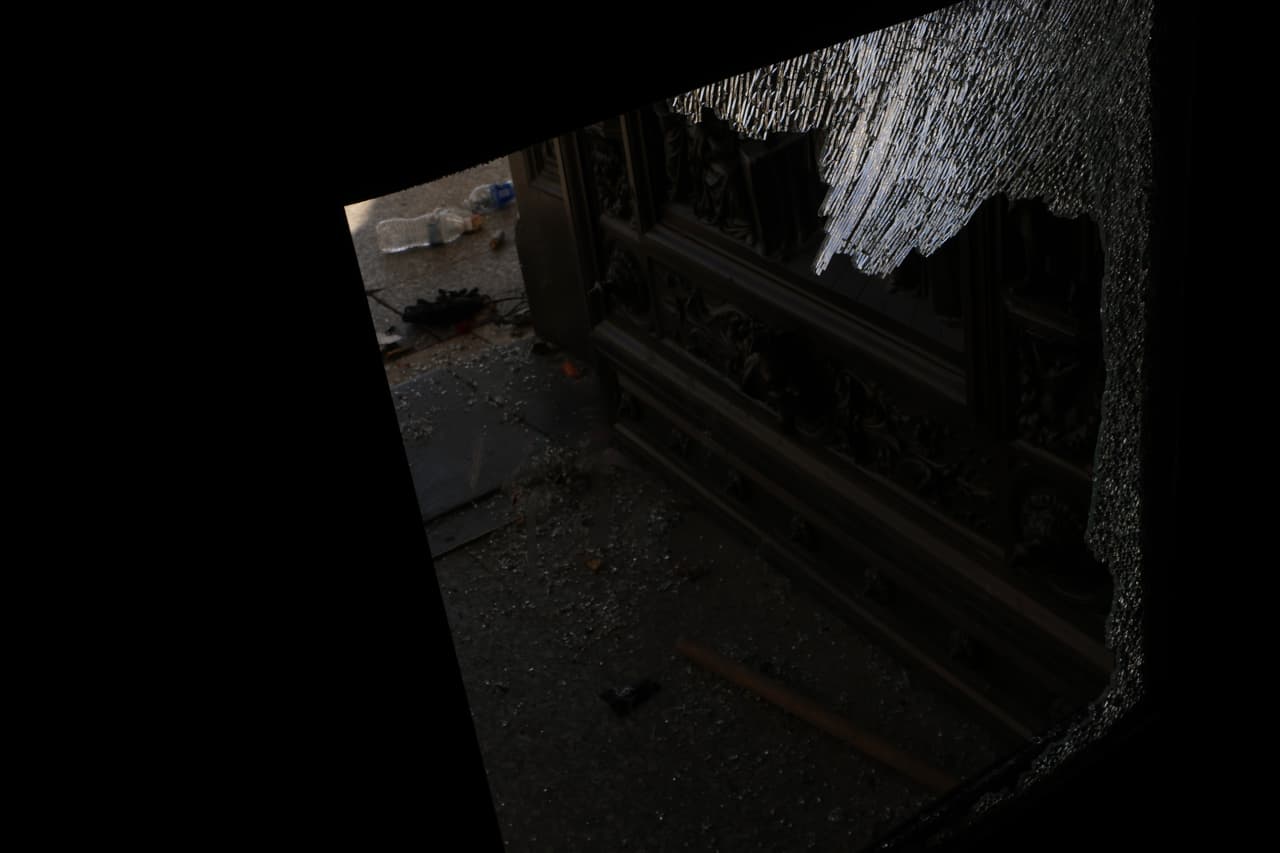 Los restos de una de las puertas ultrajadas por los partidarios de Trump.