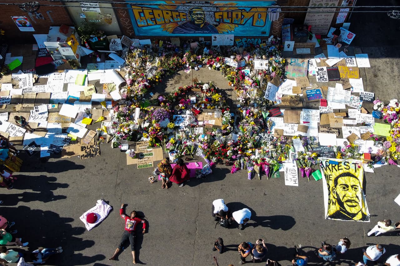<b>En honor a George Floyd en Minneapolis.</b> Una vista aérea del altar que fue erigido en el lugar donde fue asesinado el afroestadounidense. 3 de junio.