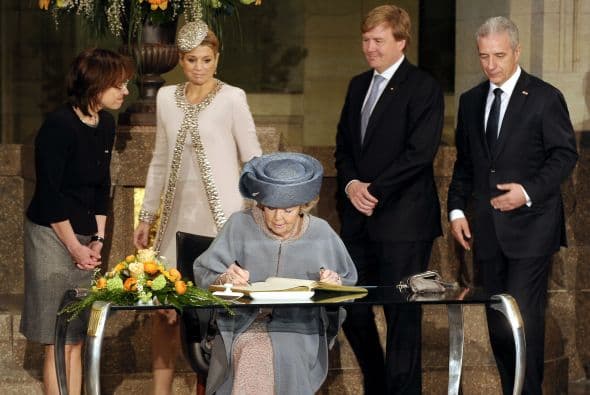 REINA BEATRIZ Y LOS PRÍNCIPES GUILLERMO Y MÁXIMA- Estos elementos de la monarquía se reparten poco más de , 5,628,000 ($7,203,840) como salario anual, la cantidad también incluye su seguridad, mantenimiento de tres palacios reales y pagos de su personal.