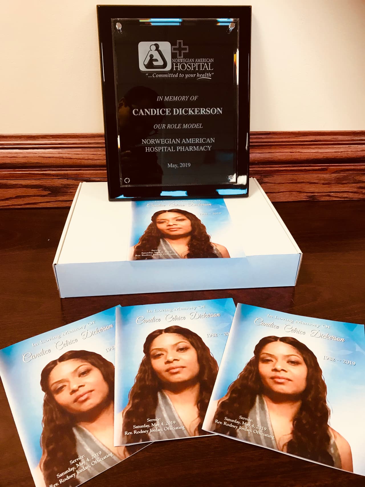 Placa en memoria de Candace Dickerson que se colocorá en la farmacia del hospital.