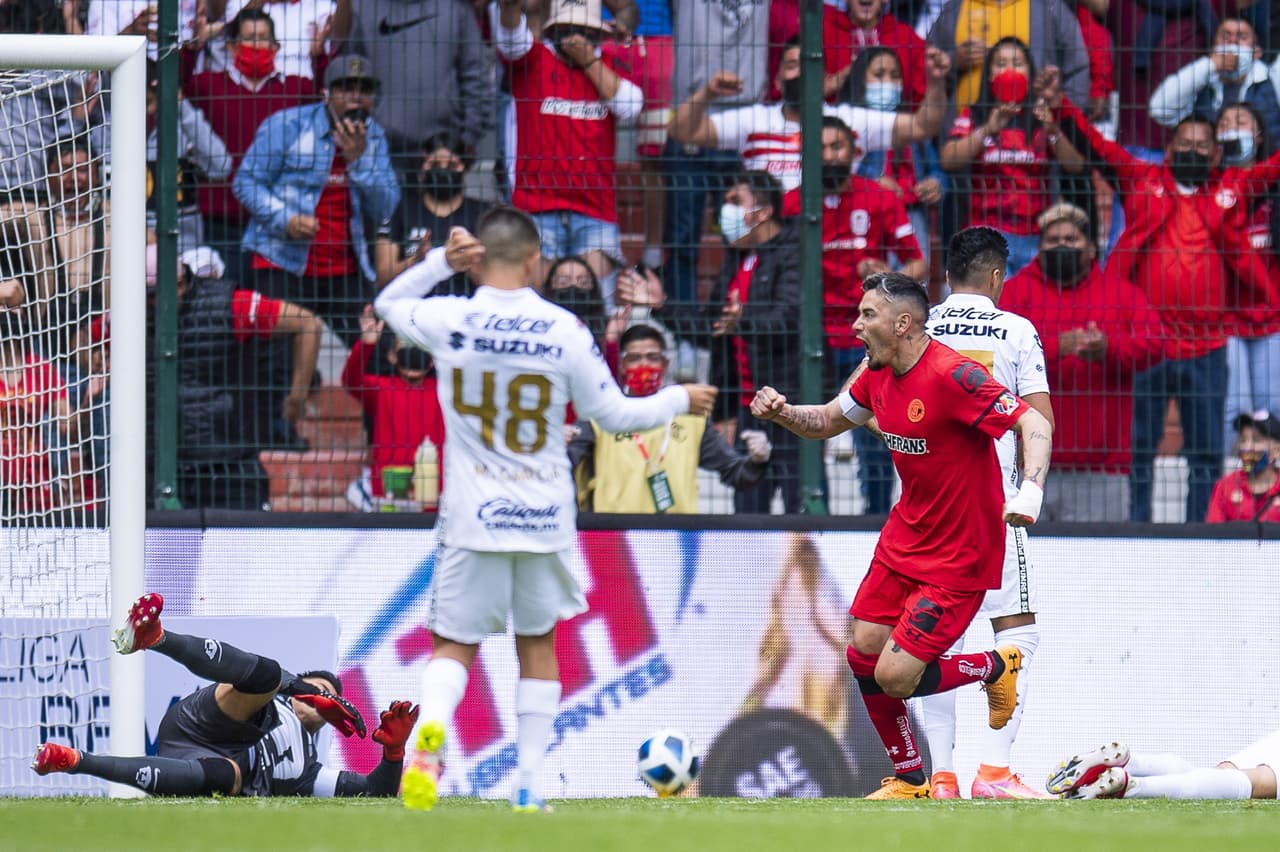 Toluca se impone en su casa 2-1 ante los Pumas de la UNAM, durante las séptima fecha del torneo de Apertura 2021 de la Liga MX. Juan Ignacio Dinneno abrió el marcador al minuto 8' tras cobrar un penal, sin embargo, los 'Diablos Rojos' remontaron con anotaciones de Rubens Sambueza (19') y Alexis Canelo (70').