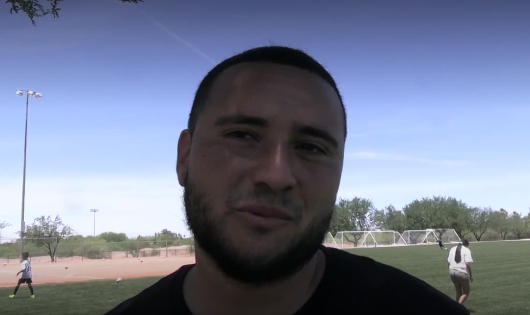 Y los jóvenes que echan "una cáscara" con él -como se le dice comúnmente a un juego no oficial- les parece que es todo un ejemplo a seguir.