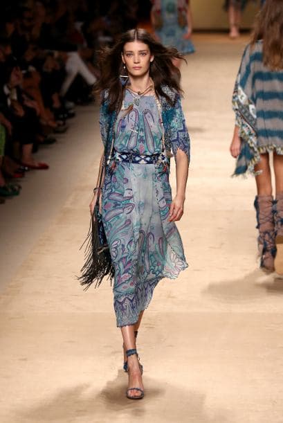 Procura no cargar demás el 'look', si llevas un vestido con detalles boho, utliliza un bolso discreto y zapatos sencillos.