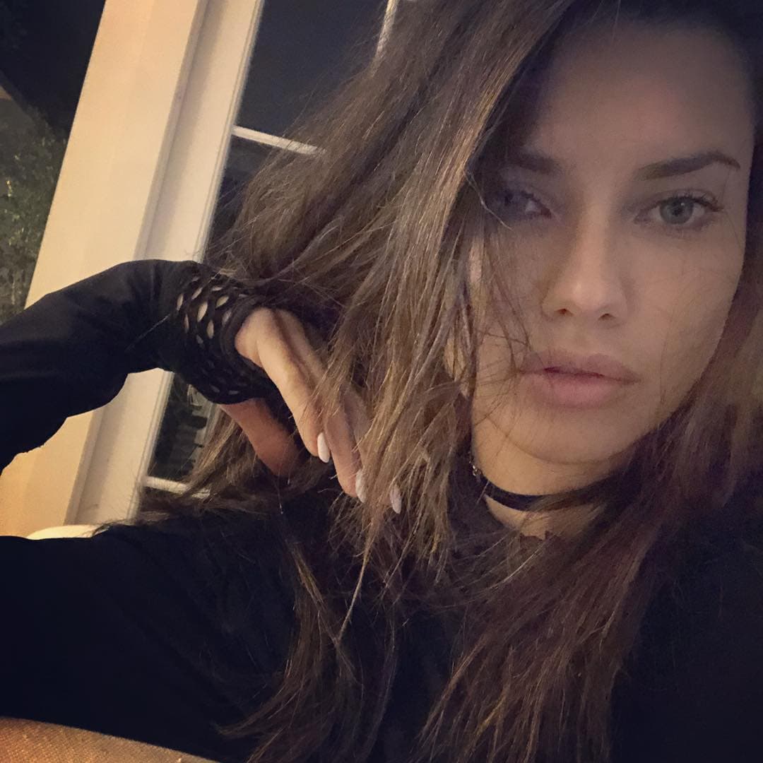 Pese a que la top model compartió este mensaje en español, se disculpó por su 'portuñol' y prometió intentar hablar más en el dialecto.