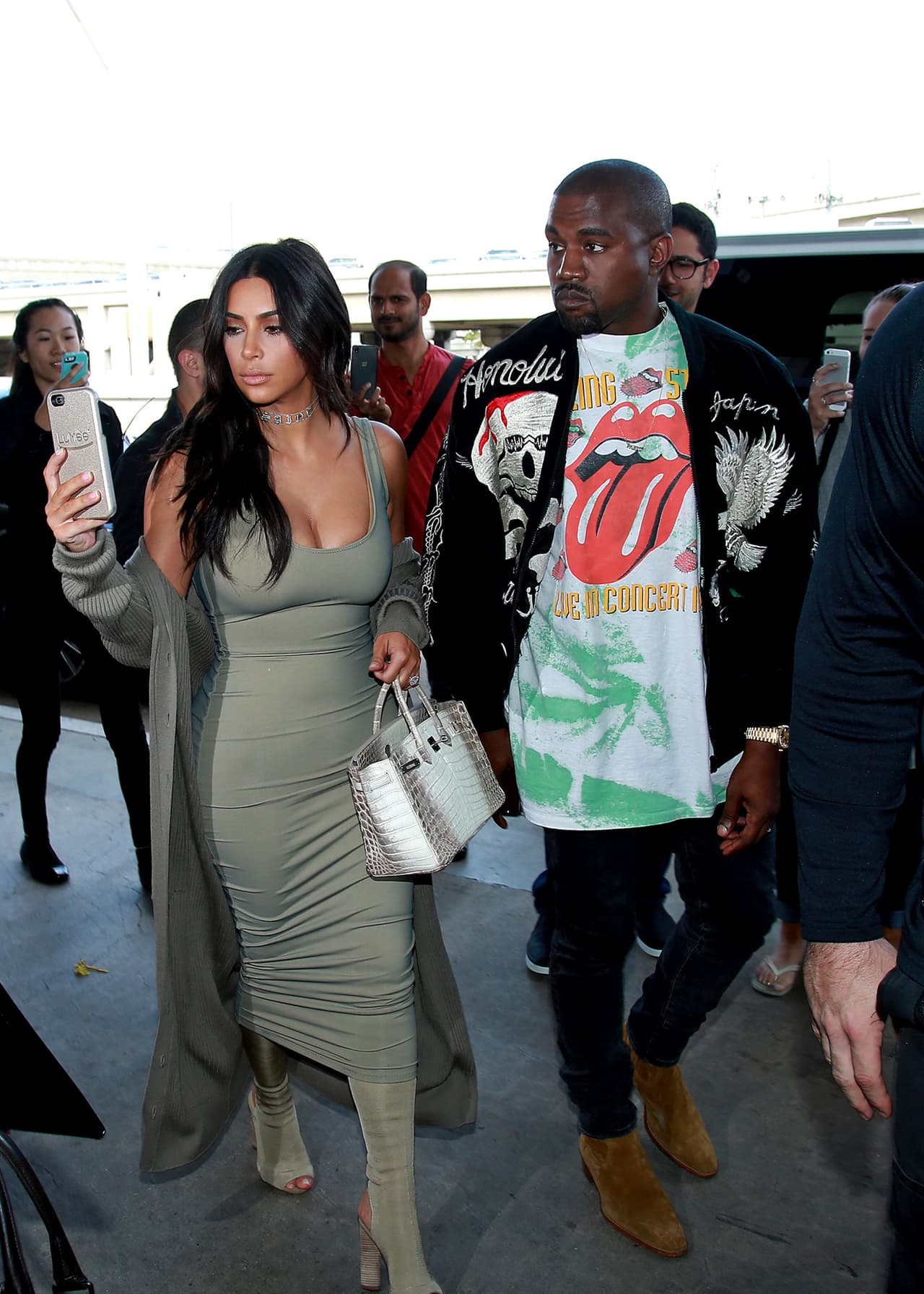 Kim Kardashian y Kanye West llegaron al aeropuerto de Los Ángeles listos para partir.