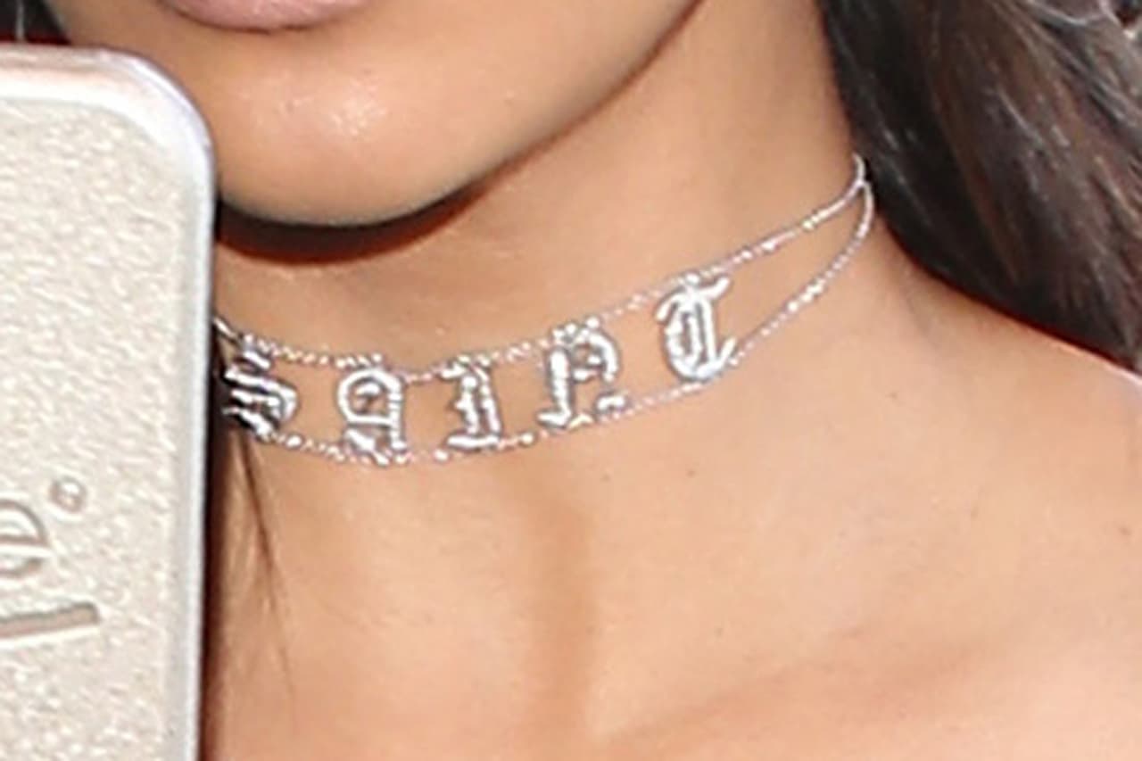 Su collar con el nombre de su hijo: "Saint".