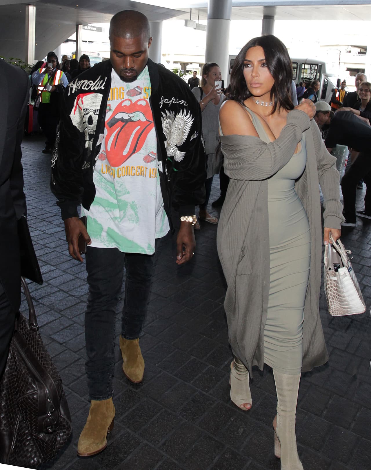 Las personas se detuvieron para retratar a la famosa pareja.