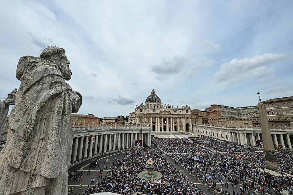 Una multitud estimada en 100,000 personas asistió este 11 de mayo a la plaza de San Pedro, en el Vaticano, 
<b><a href="https://apnews.com/article/vaticano-papa-gaza-bendicion-leon-ucrania-paz-10896dd5db1ff32d485aea6ca7a835bf">para ver al papa León XIV dar la primera bendición dominical</a> </b>de su pontificado.