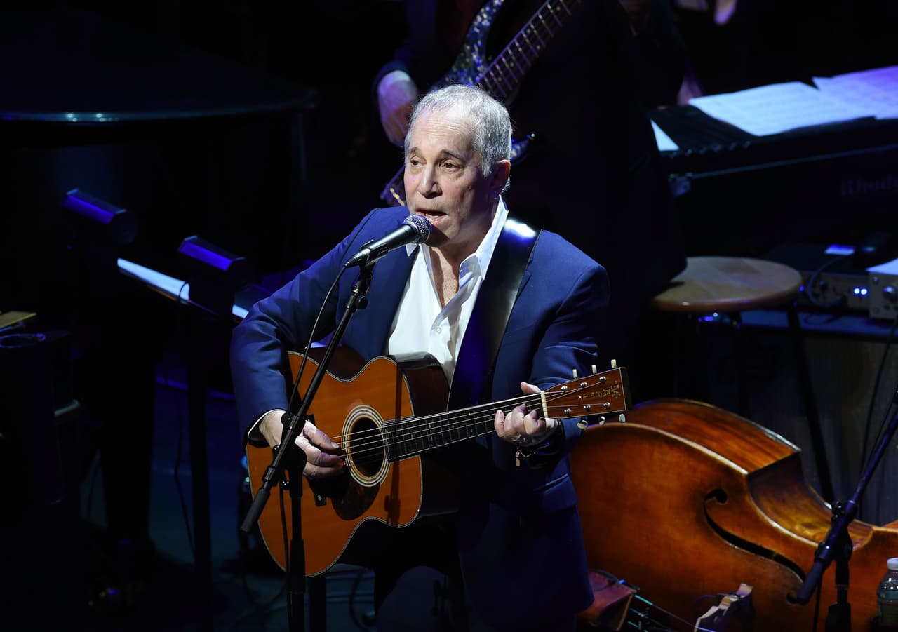 <h2 class="cms-H2-H2">Paul Simon</h2>
<br>
<br>El cantautor, fundador del dueto Simon & Garfunkel y quien ha tenido una exitosa carrera como solista, vendió la totalidad de su catálogo a Sony Music Publishing en 2021 por 250 millones de dólares, de acuerdo con Forbes.
<br>