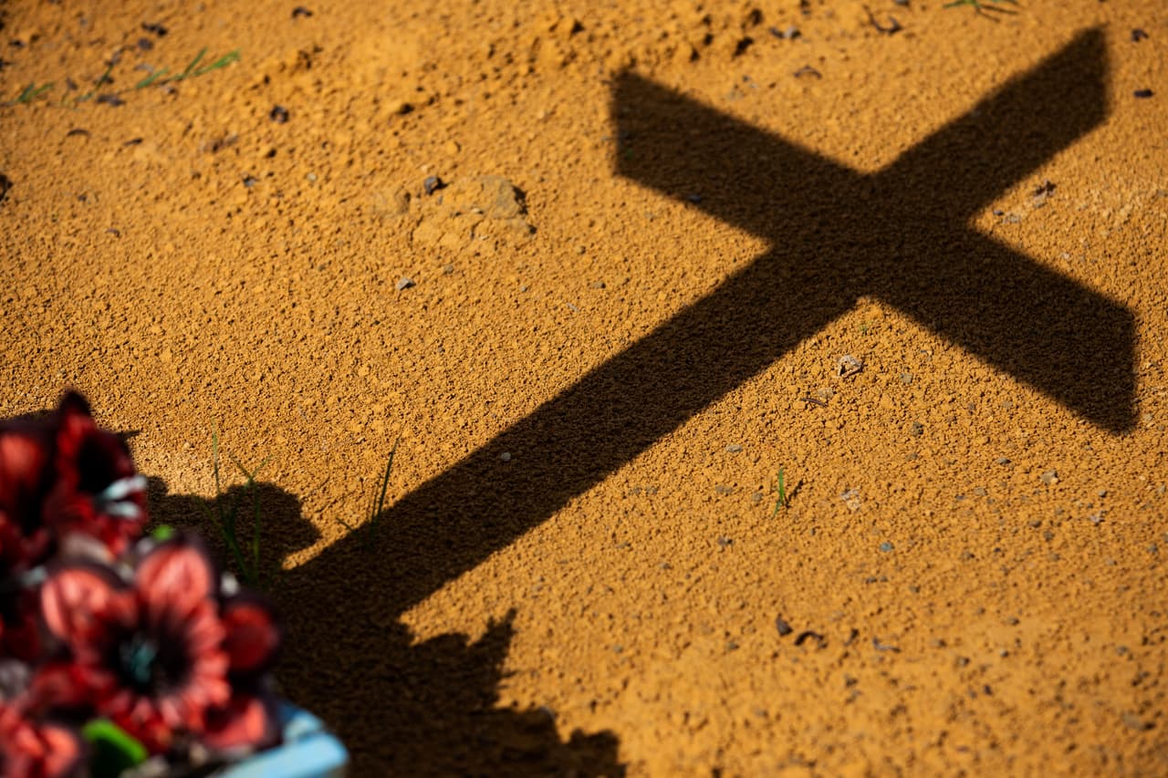 Quiso emular a Jesucristo: Joven muere al ser enterrado vivo para resucitar al tercer día