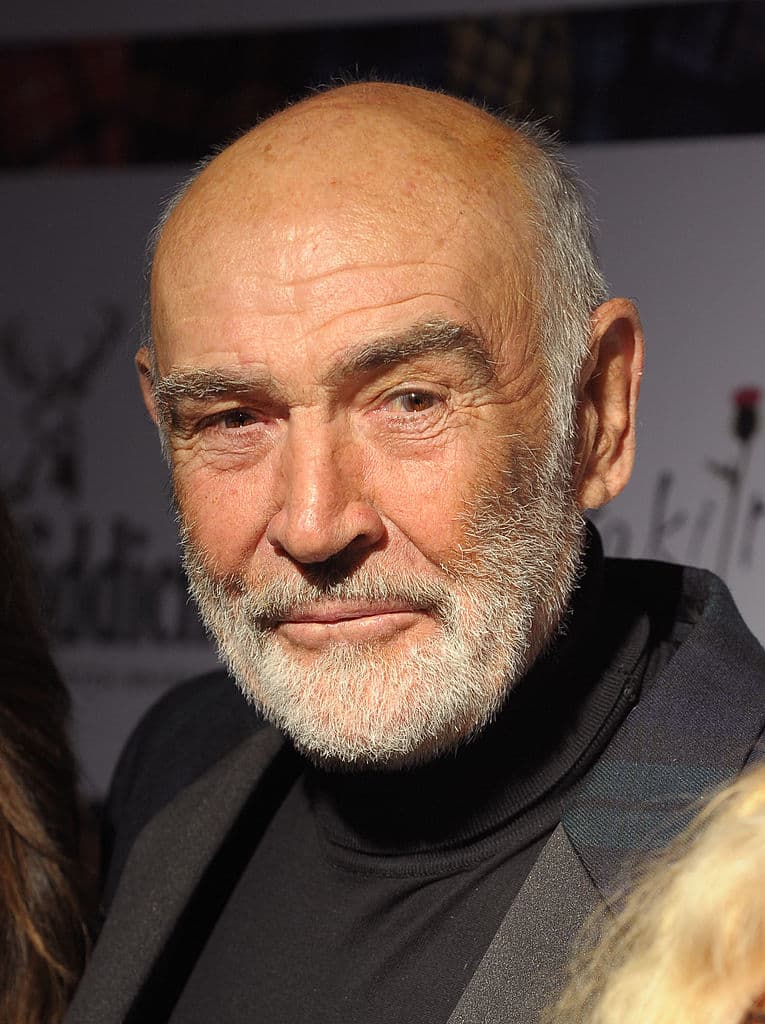 En 1989, cuando tenía 59 años, Connery fue nombrado por la revista People como el "hombre vivo más sexy", lo cual se tomó con humor: "Bueno, no hay muchos hombres muertos sexis, ¿no?".
<br>