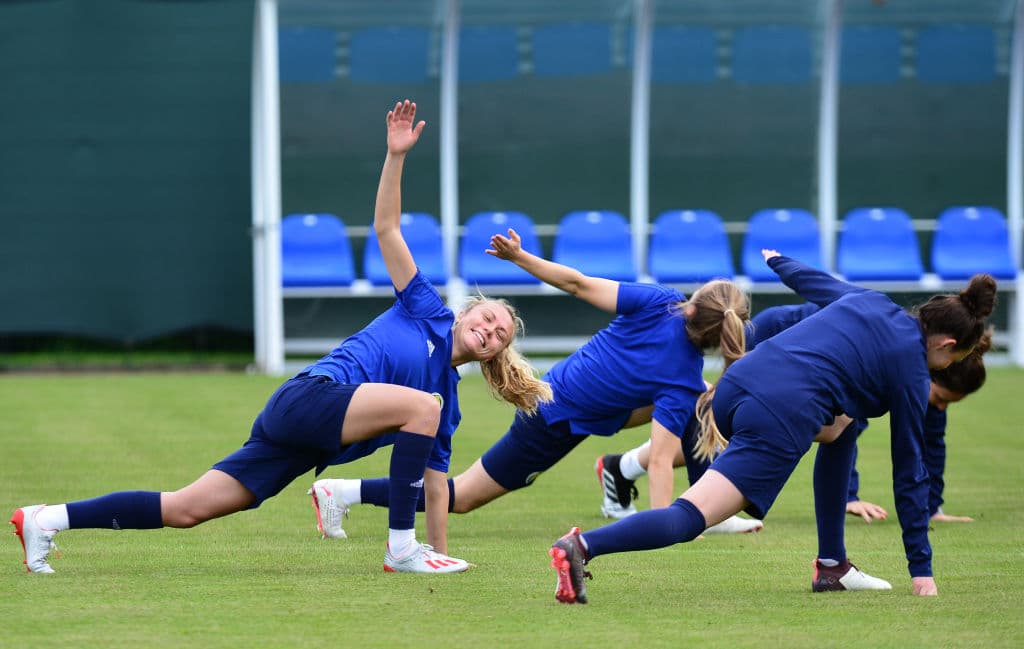 La Selección femenil de Escocia cerró su preparación para participar en su primera aventura en una Copa Mundial Femenina cuando el domingo próximo hagan su presentación en una competencia de esta envergadura ante, ni más ni menos que, Inglaterra, una nación con una gran rivalidad en el campo de fútbol sin importar la rama o la categoría. En medio de la última práctica antes de viajar a Francia algunas jugadoras participaron en una interesante sesión fotográfica.