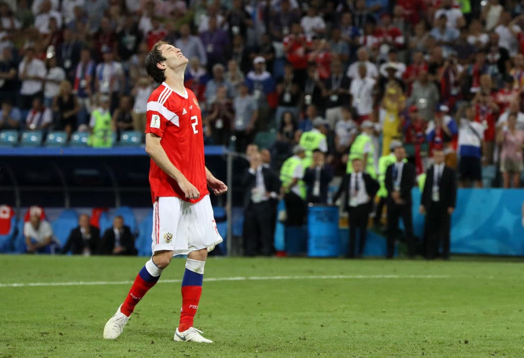 El tercer turno trajo entonces una nueva decepción para Rusia, en donde el brasileño nacionalizado Mario Fernándes pareció contagiarse de la mala suerte de Brasil y falló su cobro.