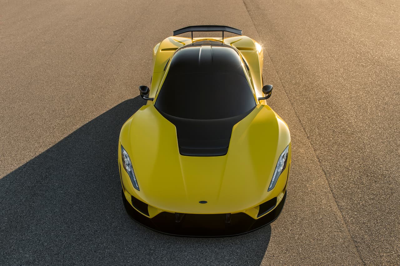 <b>Hennessey Venom F5</b>
<br>Hennessey justifica su precio, 1.6 millones de dólares, por tratarse de un auto concebido desde cero para la pista, capaz de traspasar los límites de velocidad.