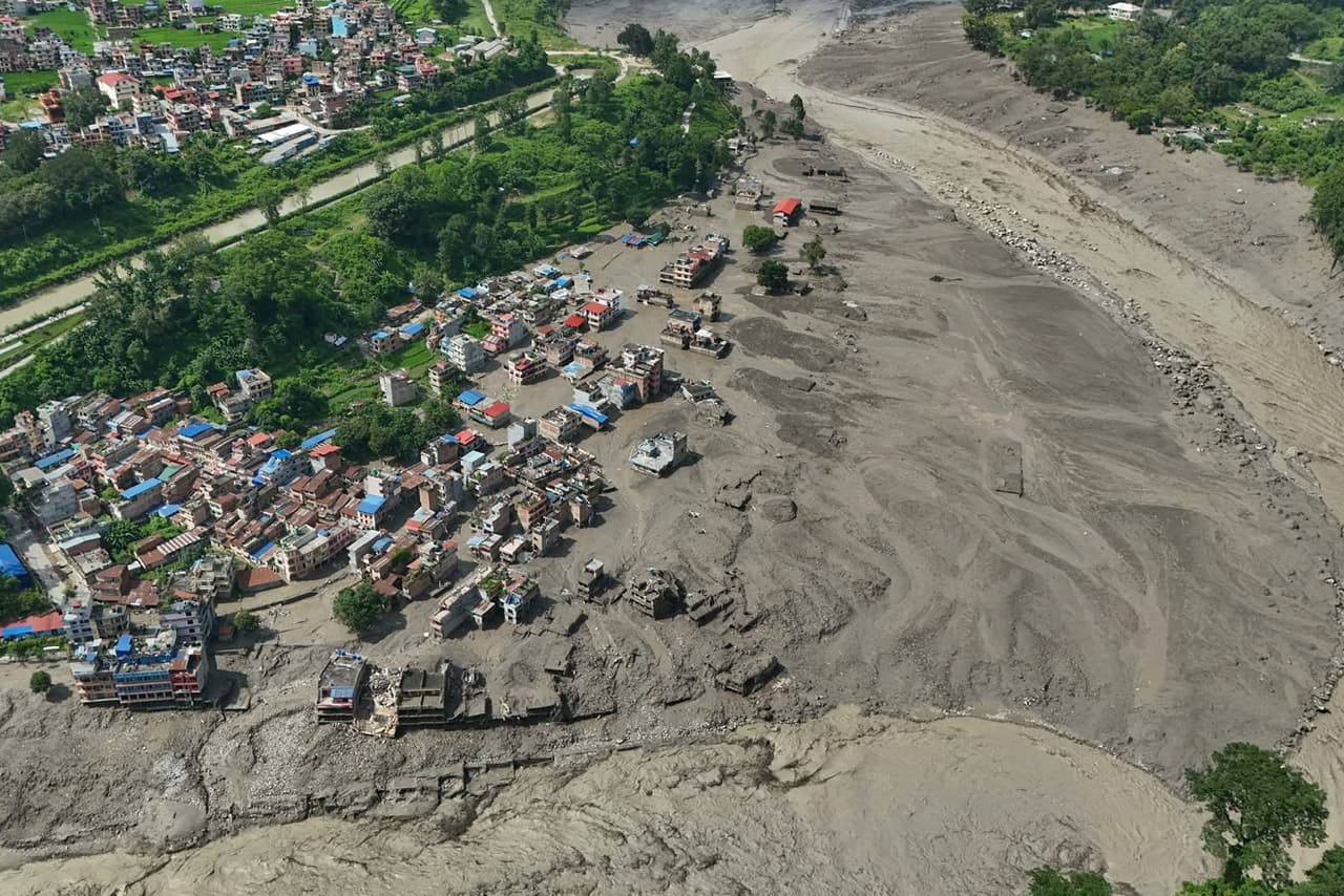 Al menos 55 muertos y cientos de desaparecidos en Nepal tras una avalancha que provocó inundaciones en varias comunidades