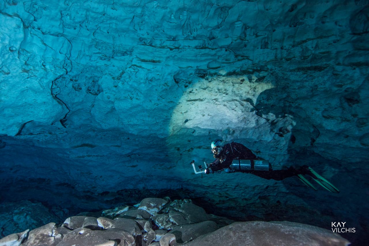 Exploración en cueva inundada Xoc