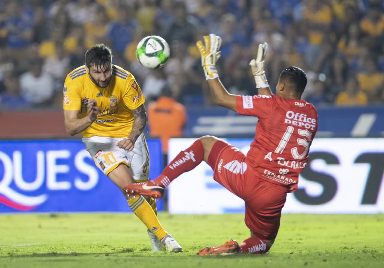 Así se encontró el esférico el francés y le ganó en la carrera a Blanco para lograr el gol de la calificación.